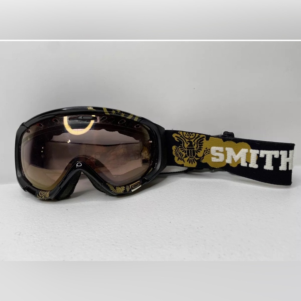 Smith Snowboarding/Skiing Goggles Black and gold. Condition is "Pre-owned".